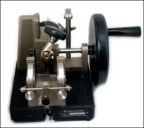 Minot Damon/IEC Microtome